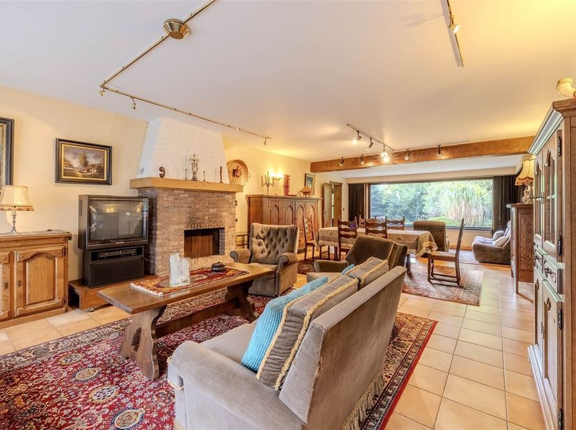 Ruime langgevelwoning met praktijkruimte en groene tuin te Laakdal<br />
Omschrijving: <br />
Bij binnenkomst word je verwelkomd in een aangename inko