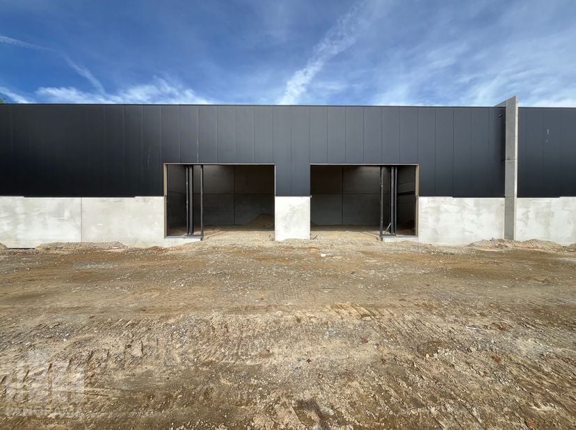 Uitstekend gelegen nieuwbouw KMO-unit van 156 m² te koop in Sint-Lievens-Houtem (Bavegem).&amp;nbsp;De site geniet van een vlotte bereikbaarheid richting