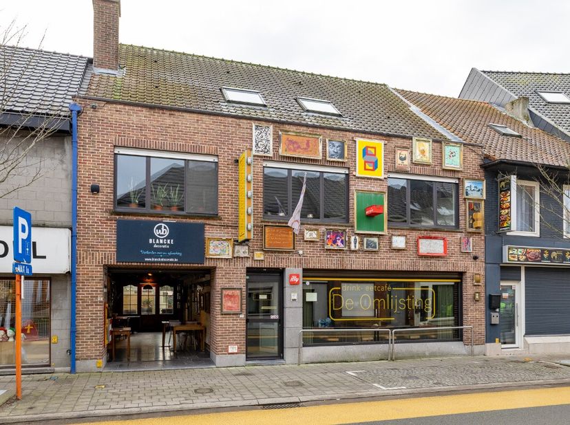 Omschrijving Dit prima onderhouden recentelijk gerenoveerd gebouw uit 1989 met 2 huisnummers bestaat uit een handelsruimte (179m2) en een 4 slaapkamer