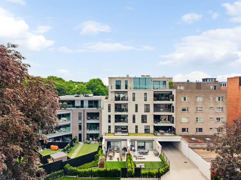 Bent u op zoek naar een stijlvol, energiezuinig en volledig instapklaar appartement in het centrum van Genk? Dan is dit prachtige appartement in het r