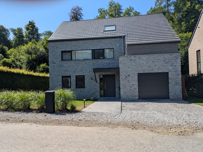 Villa récente,240m² habitable,5 chambres spacieuses et finies.<br />
2 sdb fini avec matériaux de qualité bac en pierre,garage buanderie salle de jeux
