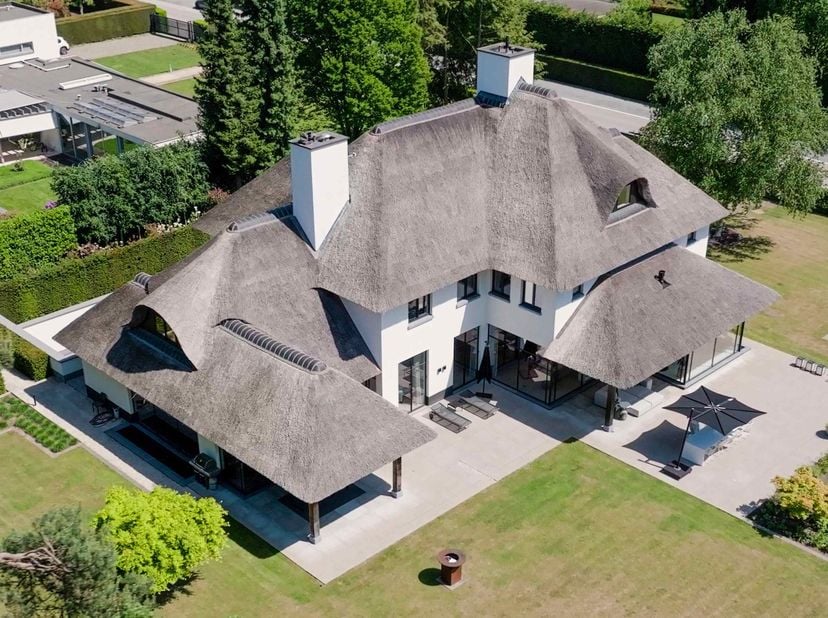 Deze bijzondere en zeer luxueuze villa is gelegen op een unieke en bosrijke toplocatie in de vermaarde villawijk de "Goudkust" te Lanaken.<br />
<br /