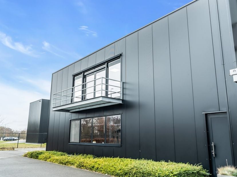 Welkom op de Kompellaan 13 in Genk.<br />
<br />
Op de Industriezone Genk-Noord vinden wij dit volledig uitgerust kantoor terug.<br />
Het kantoor is