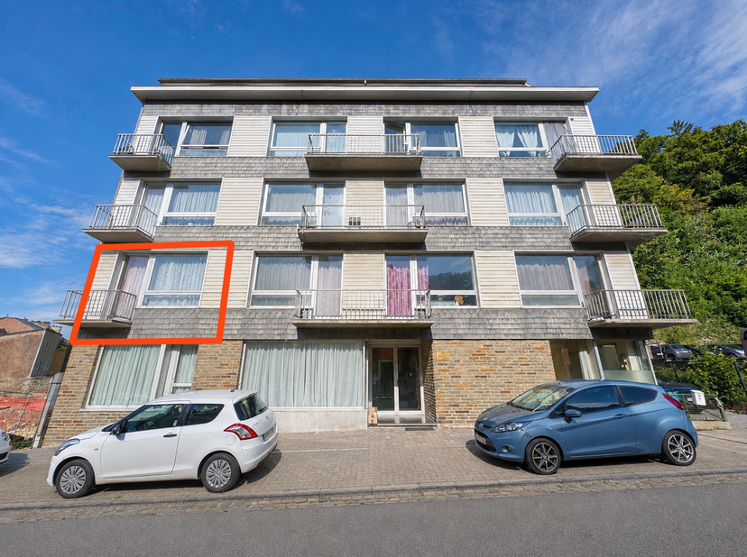 RESIDENCE "La CHENAIE"<br />
Appartement situé au 1er étage avec ascenseur de ± 60,5m² :<br />
-Hall d'entrée de ± 5m² sur vinyle,<br />
-Séjour de ±