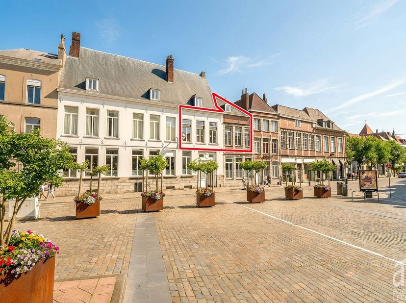 Situé Place de Lille 4, au cœur de Tournai, cet espace bureau de 175 m² bénéficie d’un emplacement professionnel recherché, offrant visibilité, presti