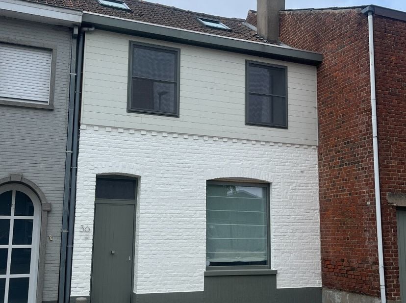 Cette maison entièrement finie et prête à emménager offre un agencement pratique, des espaces de vie confortables et des équipements économes en énerg