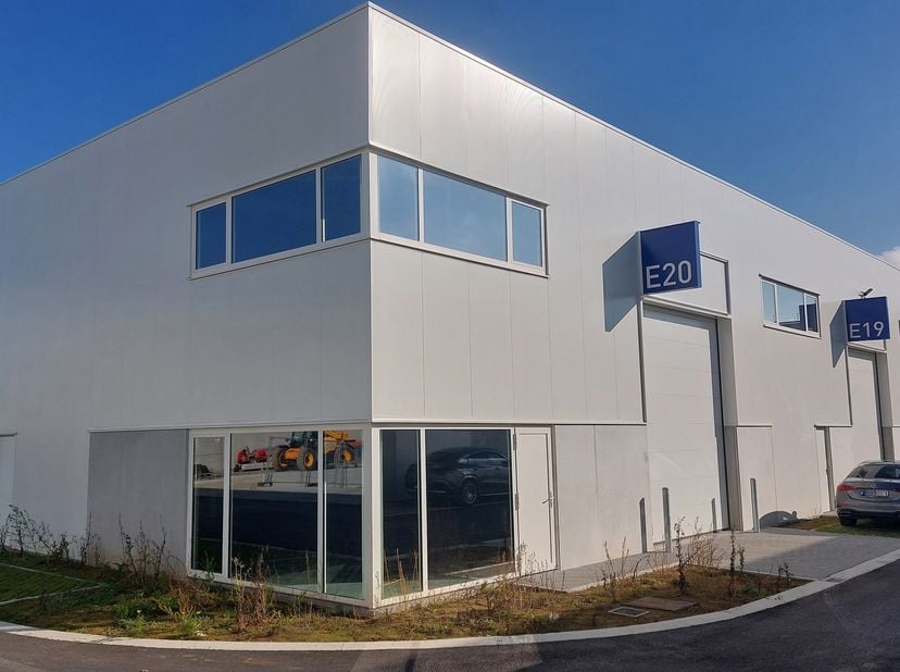 Unité PME aménagée de coin 144m² au sol + Show-Room/Bureau de 37m² au rez<br />
Achat sous régime TVA<br />
LOCALISATION :<br />
ZONNING NIVELLES NORD