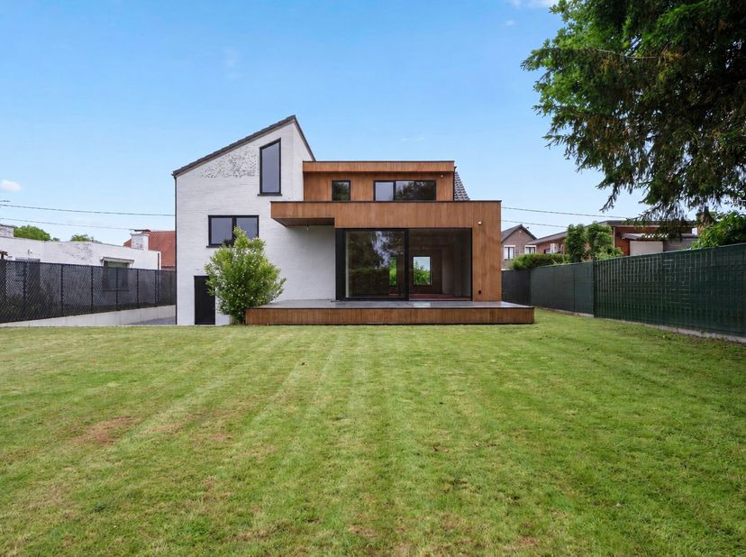 Te koop in Alken – gerenoveerde woning met ruimte voor eigen afwerking<br />
<br />
Op zoek naar een woning met potentieel, waar je nog volledig je ei