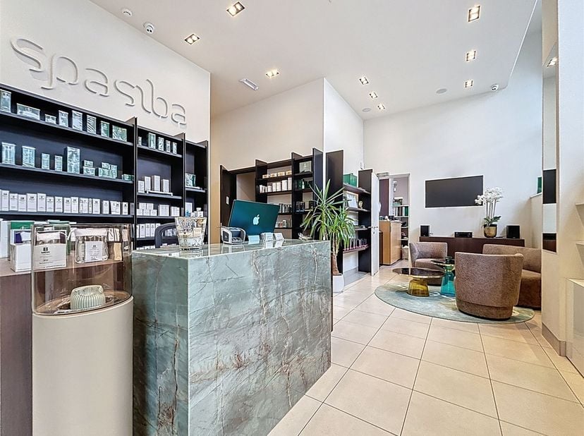 Waterloolaan - 450m² commerciële ruimte te koop in een van de meest prestigieuze wijken van Brussel - Gelijkvloers: Een grote commerciële ruimte van 4