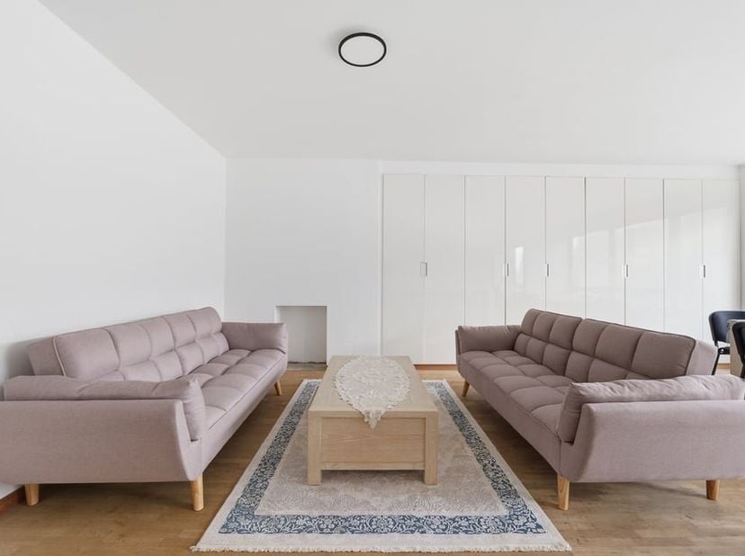 In het hartje van Sint-Truiden vinden we dit knap appartement terug. We bevinden ons hier op een toplocatie met al de nodige faciliteiten binnen handb