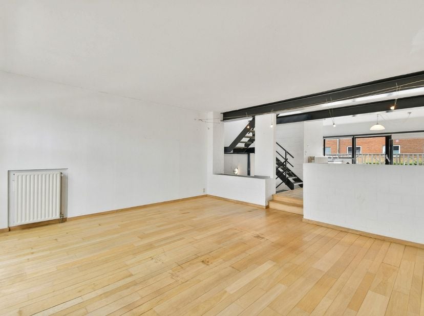 Deze ruime bel-etagewoning is centraal gelegen in het hart van Middelkerke en biedt een verrassende combinatie van ruimte, comfort en veelzijdigheid.
