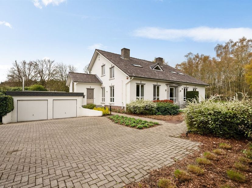 Volledig gerenoveerde, energiezuinige villa met 5 slaapkamers en 3 badkamers op een uitzonderlijk perceel van 17.106 m² in Grobbendonk. Deze eigendom