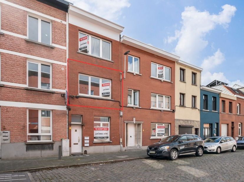 Het betreft een instapklare woonst op de eerste verdieping in een kleinschalig gebouw met een lichtrijke woonkamer&amp;nbsp; en een volledig uitgeruste ke