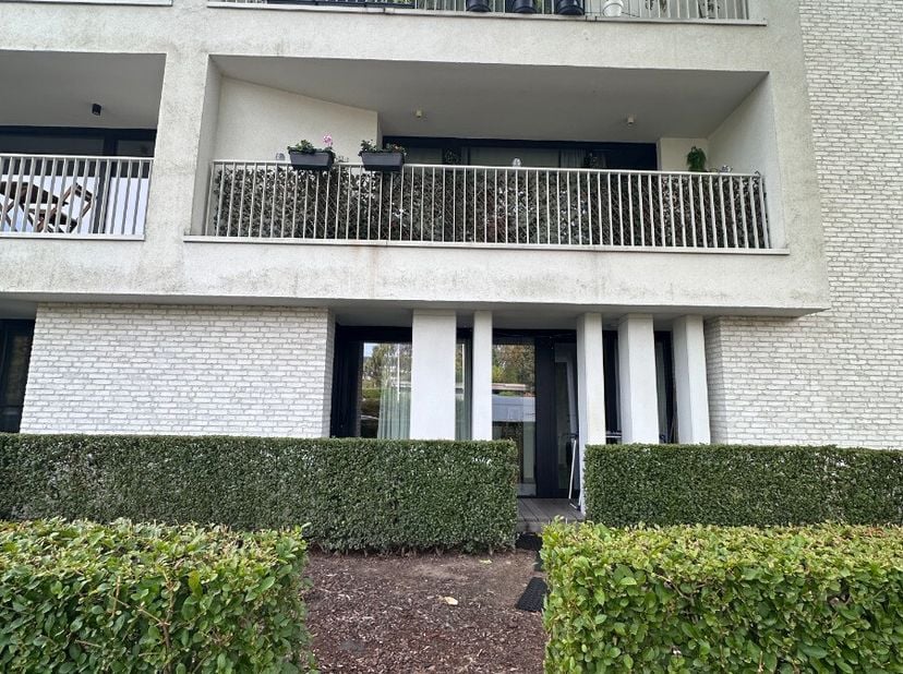 Gelijkvloers appartement met 1 slaapkamer te huur in Geel:Geniet van een gezellig terras en extra comfort dankzij de private kelderberging en een eige
