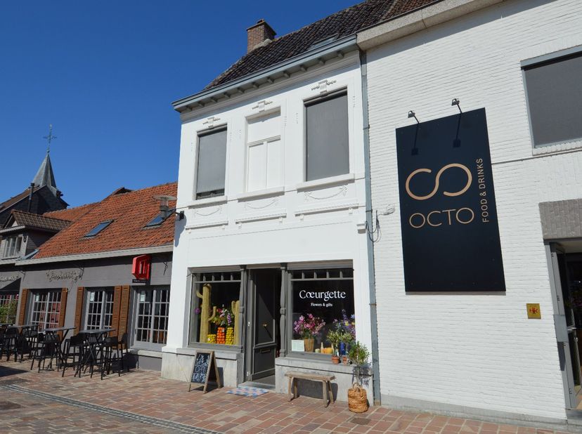 Deze charmante woning is gelegen pal in het gezellige centrum van Aalbeke en dichtbij belangrijke invalswegen. <br />
<br />
Indeling als volgt:<br />