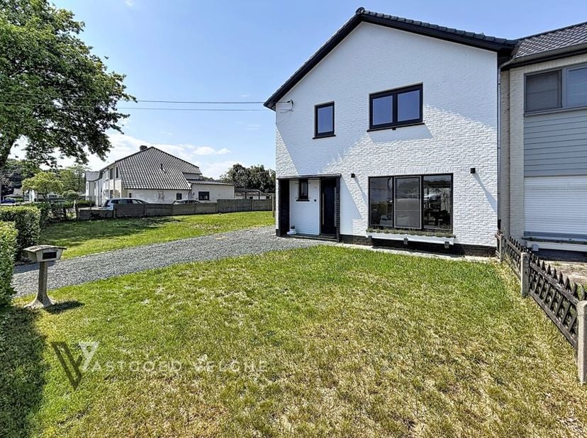<br />
Bent u op zoek naar een instapklare woning waar comfort, licht en energiezuinigheid perfect samenkomen?<br />
Dan is deze volledig gerenoveerde