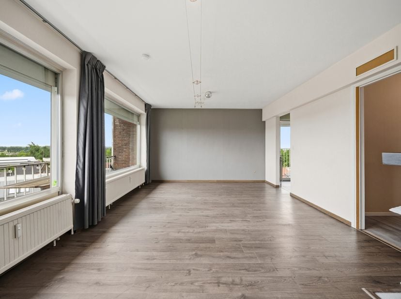 Ontdek dit gezellig, instapklaar appartement op een toplocatie in Tienen. Winkels, scholen en openbaar vervoer bereikt u makkelijk met de fiets. De au