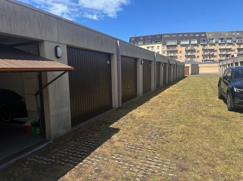 Gelijkvloerse garagebox in centrum Bredene-Duinen<br />
<br />
Ruime en uitstekend onderhouden gelijkvloerse garagebox, gelegen in een verzorgd boveng