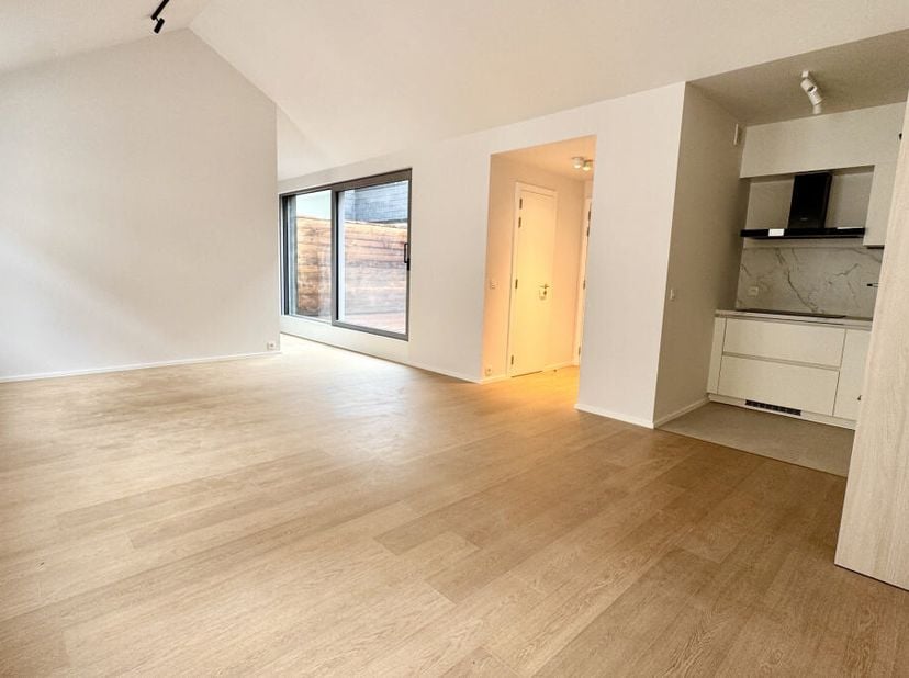 A 10 minutes à pied de la Grand Place, appartement de 86m² (d'après PEB) se trouvant au 2ème et dernier étage avec ascenseur d'un immeuble rénové en p