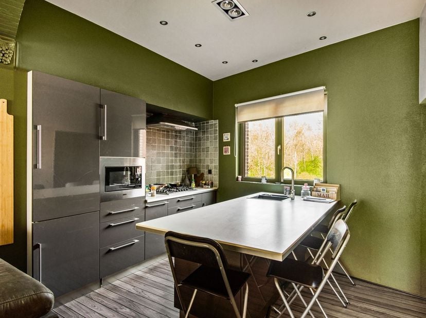 Gezellige gezinswoning met 2 slaapkamers, tuin in Niel<br />
<br />
Bij het betreden van de woning op straatniveau komt u binnen in de inkomhal, die