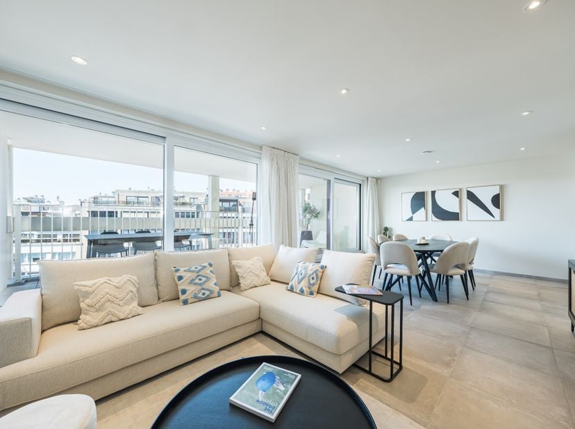 <br />
	Dit drie slaapkamer appartement is zeer centraal gelegen: vlakbij het strand, casino, commercieel centrum, ...<br />
	Deze jonge en kleinschal