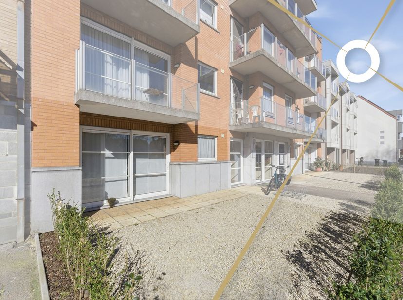 Dit instapklaar gelijkvloers appartement van 88 m² biedt een aangename woonomgeving met zowel vooraan als achteraan toegang naar buiten. Achteraan bev