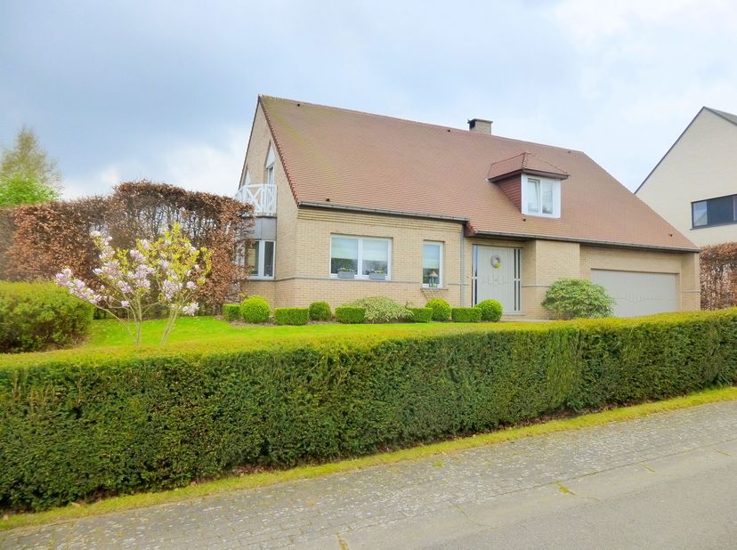 <br />
Gelijkvloers: 140 m²<br />
Marmeren vloer – Plafondhoogte: 2,65 m<br />
<br />
Inkomhal (3,70 m x 2,40 m = 9 m²)<br />
Vestiaire en gastentoile