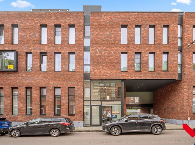 Studentenkamer gelegen in een gezellige studentenresidentie op toplocatie. Deze kamer is gemeubeld en beschikt over: een bed, bureau, kleerkast en fri