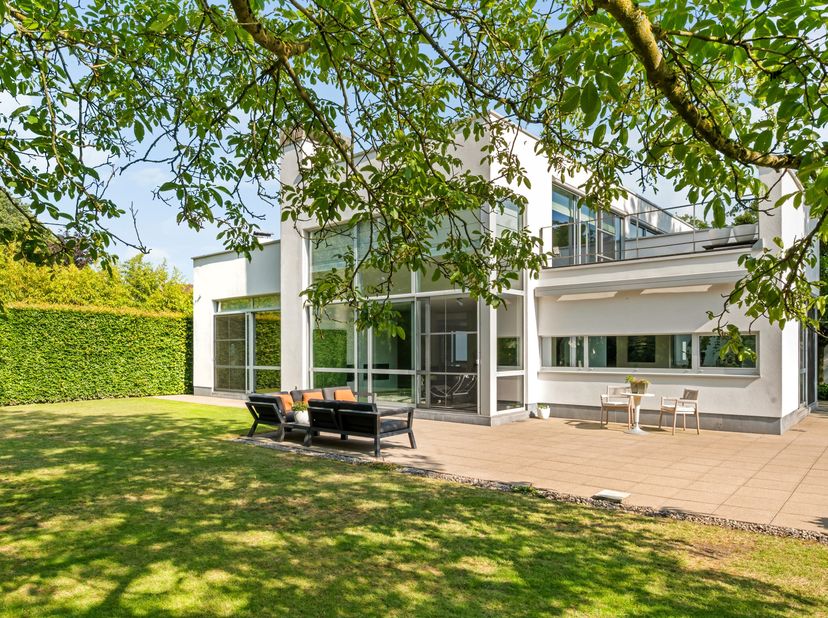 Deze prachtige energiezuinige woning is voorzien van alle modern comfort en is gelegen in een rustige en groene straat op wandelafstand van domein de