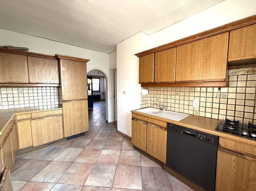 Ligging: Gelegen op een centrale locatie in Deurne, nabij winkels en openbaar vervoer vindt u deze woning met verrassend veel ruimte en potentieel. <b