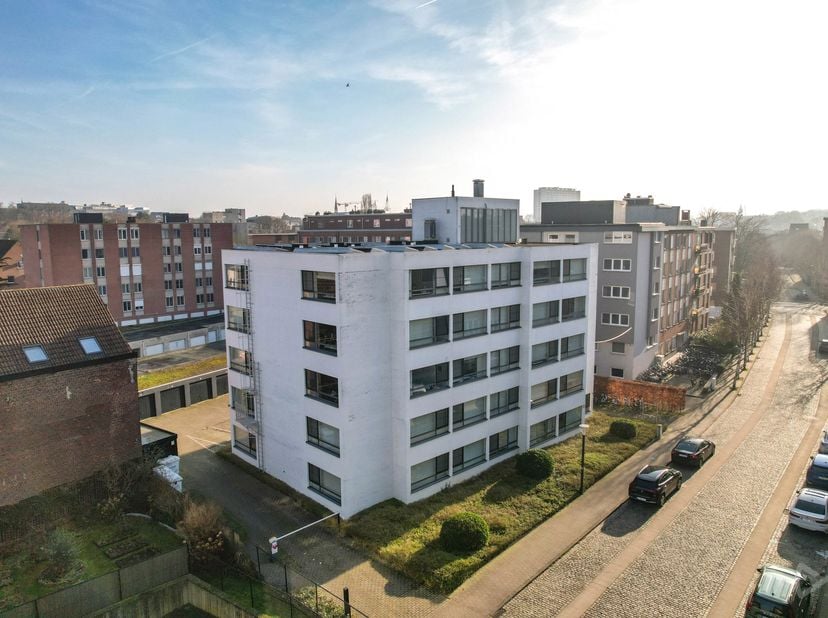 Ben je op zoek naar een comfortabele en instapklare studentenstudio in Leuven? Dan is deze studio precies wat je zoekt. Gelegen op de vierde verdiepin
