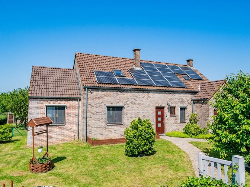 Située dans une rue calme de Merdorp (Hannut), cette villa 4 façades construite en 1995 séduira les amateurs d'espace, de confort et de tranquillité.