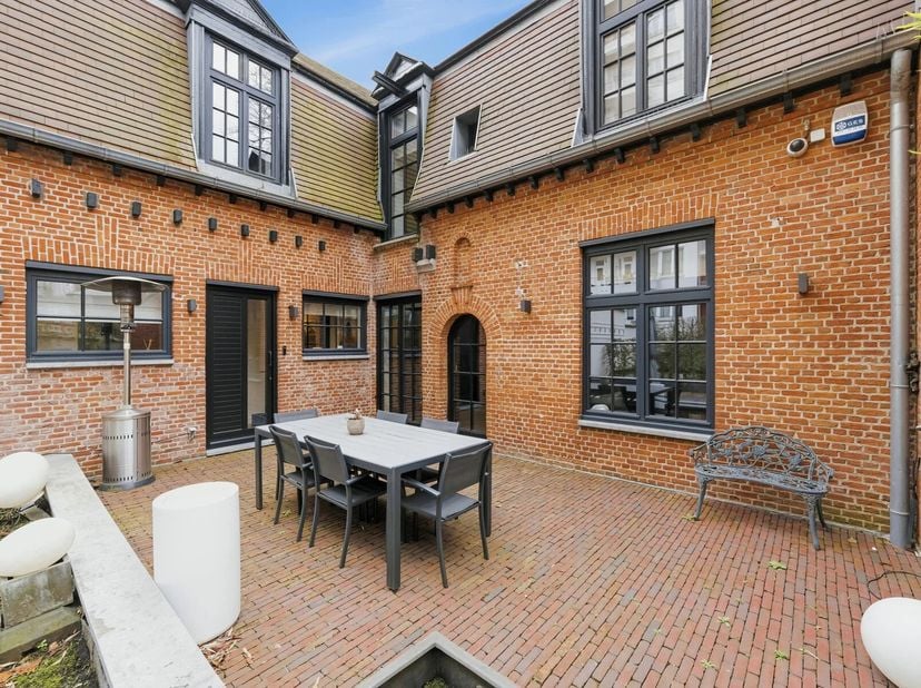 Victoire-Junot heeft het genoegen u dit charmante huis in een binnenplaats (voorheen een koetshuis) voor te stellen, dat volledig en smaakvol is geren