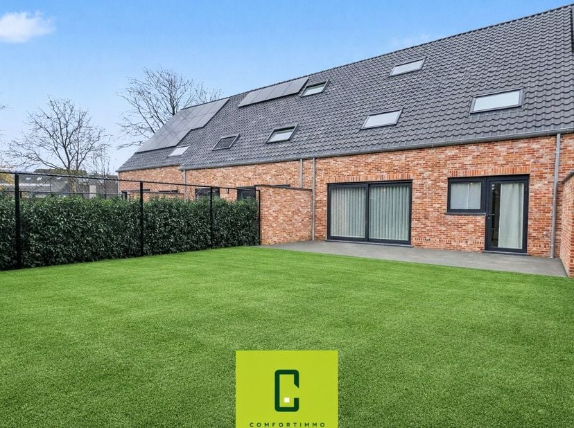 STARTPRIJS:<br />
In het aangename en rustige Schoonveld 8 te Jabbeke bevindt zich deze recente en energiezuinige nieuwbouwwoning (bouwjaar 2024). De