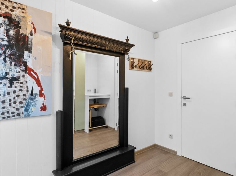 Het gelijkvloers appartement met grote binnenkoer situeert zich midden in een doodlopende straat, in het groen en in de onmiddellijke omgeving van de