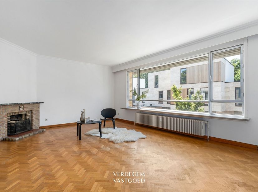 Ligging<br />
Rustig wonen op een steenworp van de stad.<br />
Een brede, kalme straat met parkeergelegenheid voor de deur, en in een handomdraai be