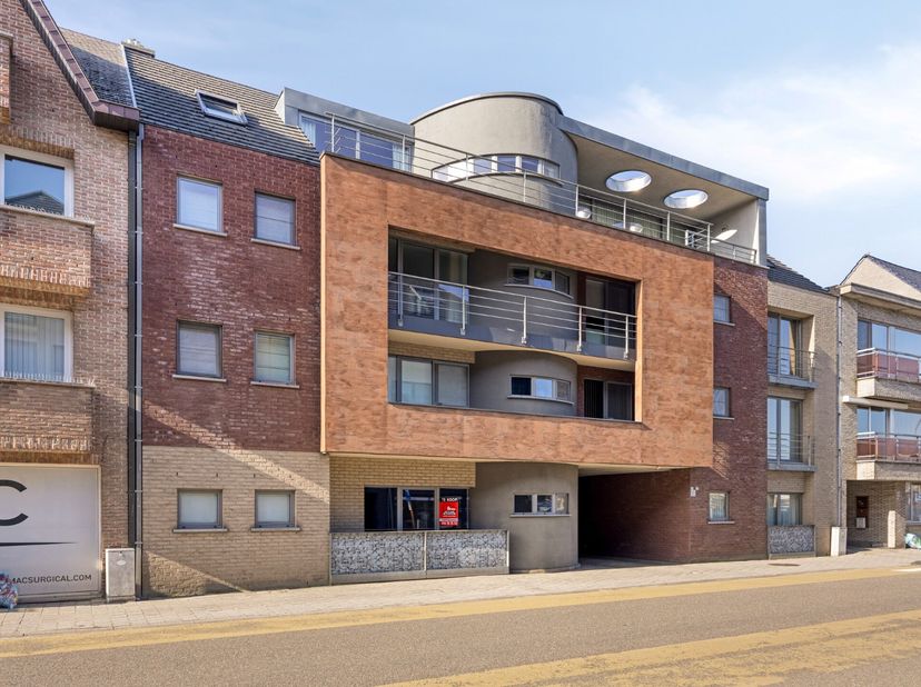 Dit 2-slaapkamer appartement bevindt zich op de gelijkvloerse verdieping in een kleinschalig gebouw. Het is gelegen in hartje Geel met de Markt op wan