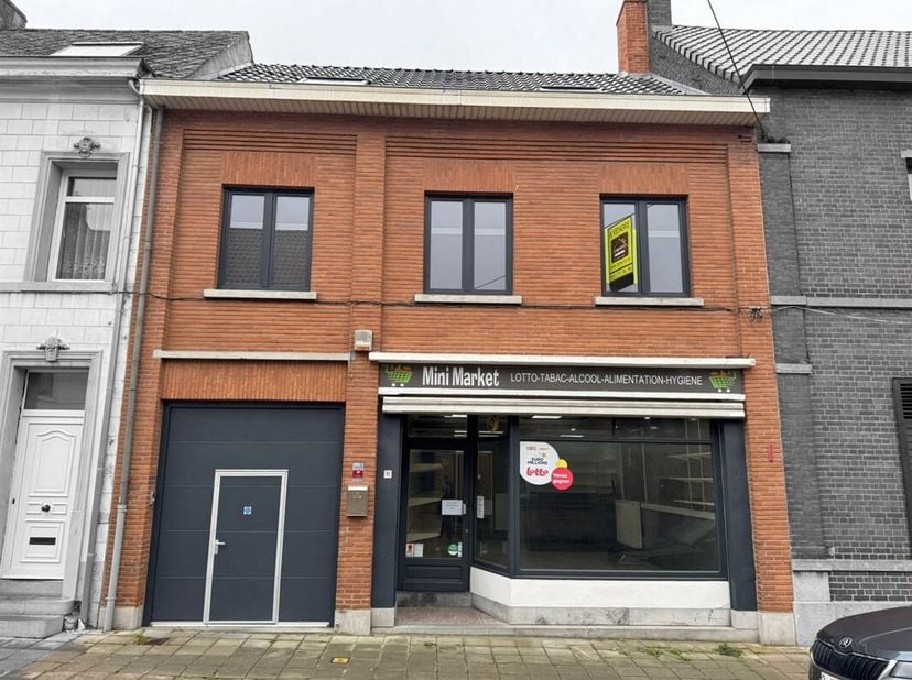Prix: Offre à partir de 250.000 euros, frais d'agence non inclus et à charge de l'acquéreur. <br />
Bâtiment mixte (commerce et appartement ) comprena