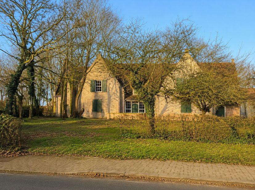 Op een uitzonderlijk perceel &amp;nbsp;in het centrum van Woumen (Diksmuide)van maar liefst 6.300 m² bevindt zich deze karaktervolle villa, ontworpen door