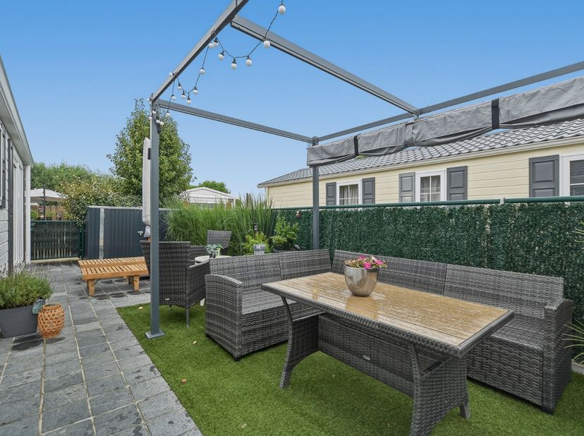 Deze verzorgde chalet uit 2015 is gelegen in Harendijke te Wenduine en biedt met haar praktische indeling en aangename buitenruimte alles voor een com