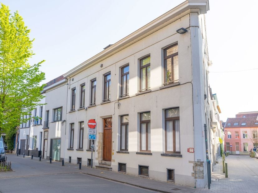 LIGGING<br />
Welkom aan Ramen 4, een unieke locatie in het bruisende hart van Gent. Gelegen op wandelafstand van Korenmarkt, het Gravensteen en de ge