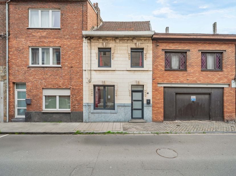 Deze woning met twee verdiepingen ligt dicht bij voorzieningen en bestaat uit de volgende onderdelen:  Op de begane grond: een woonkamer, een eetkamer