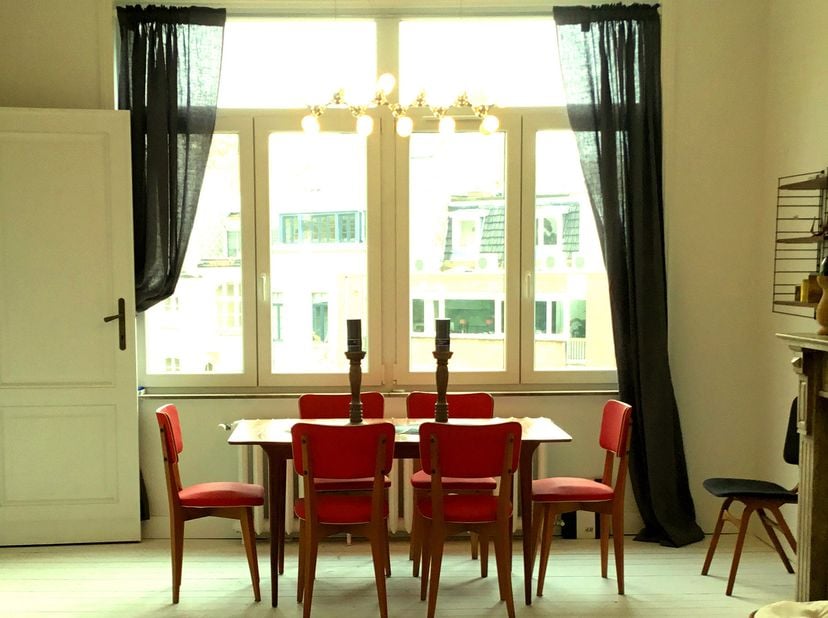 À proximité immédiate du quartier européen et de Schuman, superbe appartement 2 chambres, entièrement meublé et équipé, situé au 3ᵉ et dernier étage d