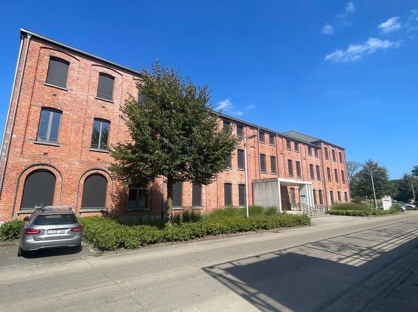 350m² kantoorruimte (ex-FOD Financiën - uitbreidbaar tot 5000m² kantoren)<br />
Ligging: vlotte verbinding naar E19 ; bushalte op wandelafstand<br />