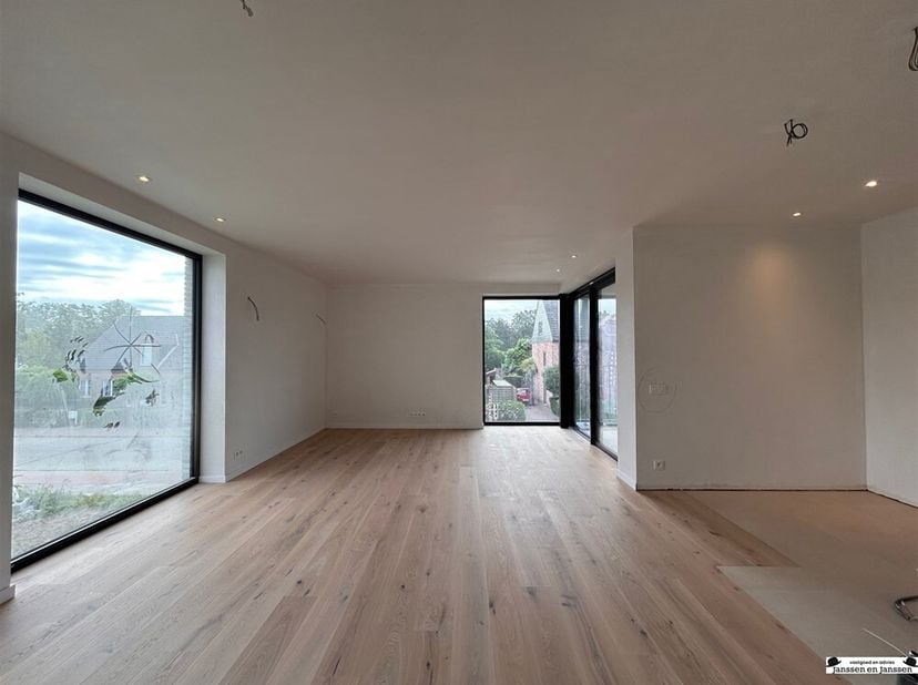 Luxueus nieuwbouw appartement met 3 slaapkamers en 2 badkamers<br />
Dit nieuw gelijkvloers appartement bevindt zich in het centrum van Gooreind, waar