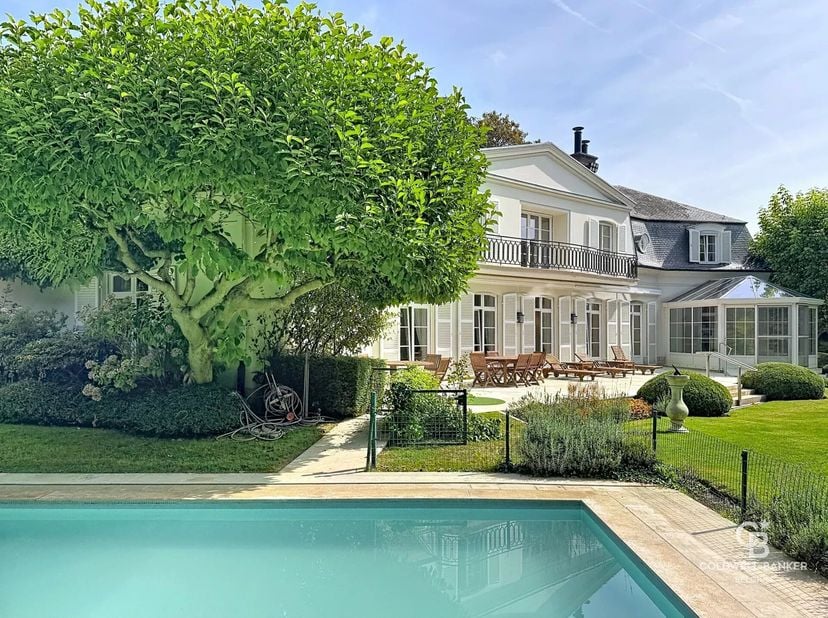 Majestueuze villa in Franse stijl (± 754 m²), ontworpen door architect Van Meulecom, gebouwd op een perceel van ± 2.600 m².<br />
Dit prachtige landgo