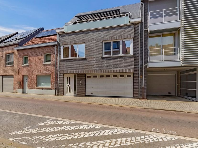 WONING MET LIFT, DUBBELE GARAGE EN ZONNETERRAS IN HET CENTRUM VAN LONDERZEEL<br />
Op een topligging in het centrum van Londerzeel bevindt zich deze