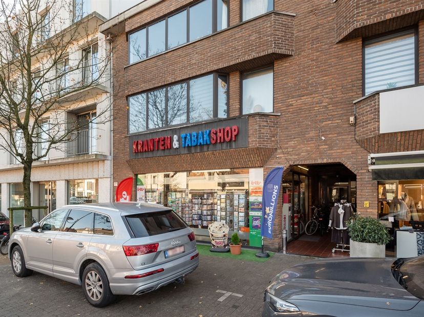 Handelspand met 2-slaapkamer appartement met terras en garage<br />
Dit handelspand met 2-slaapkamer appartement combineert commerciële ruimte aan de