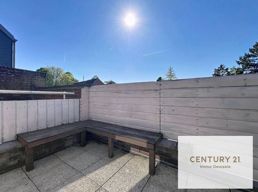 Century 21 Immo Dewaele presenteert u met veel plezier dit mooie, gerenoveerde appartement van 73 m², gelegen op een steenworp afstand van de kerk van