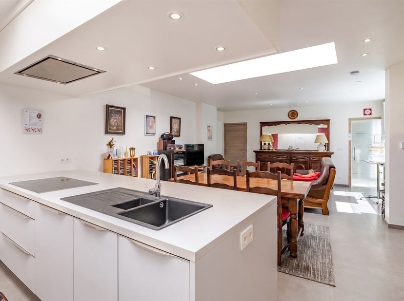 Bent u op zoek naar een instapklare woning met 3 slaapkamers, garage en een centrale ligging in Moerbeke? Dan is deze woning zeker een bezoek waard!<b